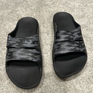 Men’s NEVER WORN oofos slides